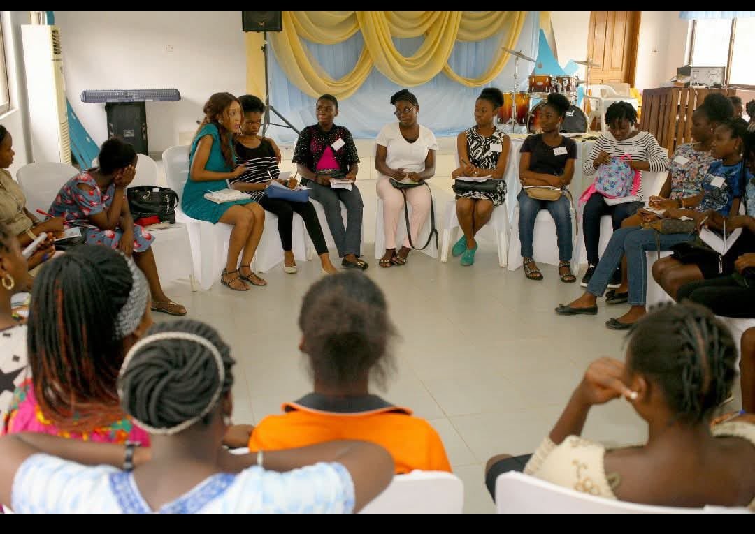 Mentor engaging with young people